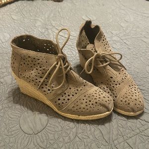 Size 7 Tom’s Wedges